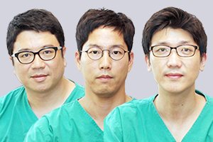초록 수술복을 입은 안경 쓴 의사 3명