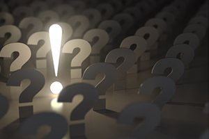 어두운 바탕에 수많은 물음표 사이 빛나는 느낌표 하나(FAQ)