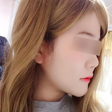 고객 셀카 — 갈색 긴 머리 여성 옆모습(눈 모자이크)