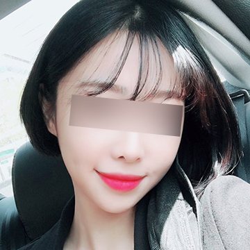 고객 셀카 — 차 안 앞머리 단발 여성(눈 모자이크)