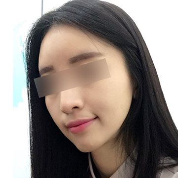 고객 셀카 — 고개를 기울인 긴 머리 여성(눈 모자이크)