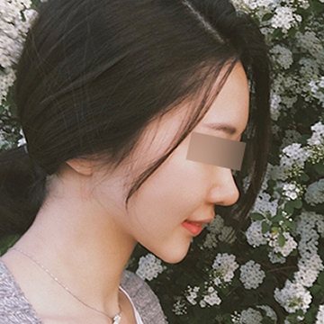 고객 셀카 — 꽃나무 앞 여성 옆모습(눈 모자이크)