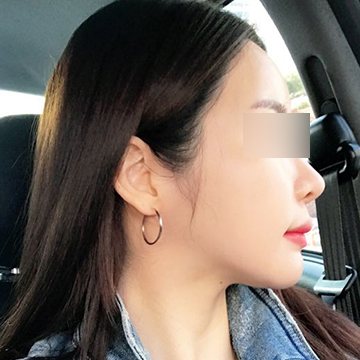고객 셀카 — 차 안 여성 옆모습(눈 모자이크)