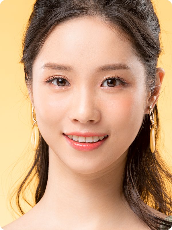 다크광대축소 — 노란 바탕, 묶은 머리에 귀걸이를 한 웃는 모델