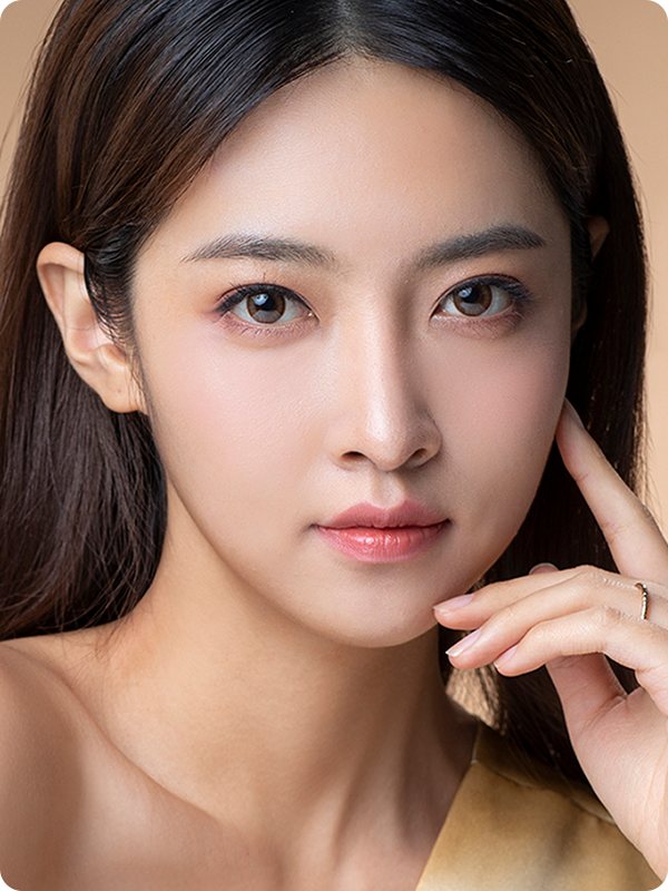 인상뼈수술 — 베이지 바탕, 손을 볼에 댄 긴 머리 모델