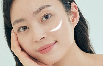 볼에 흰 크림을 바르고 손을 얼굴에 댄 여성(시술대상: 재수술을 원하는 경우)