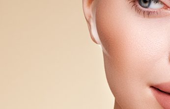 베이지 바탕 앞 여성 얼굴 오른쪽 절반 클로즈업(시술대상: 광대뼈로 인해 얼굴이 울퉁불퉁한 경우)