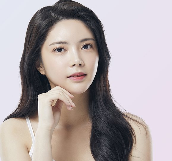 연보라 바탕, 긴 웨이브 생머리 모델이 손을 턱에 괴고 정면을 보는 모습