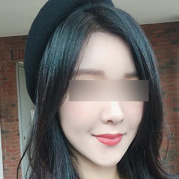 고객 셀카 — 검은 모자를 쓴 긴 생머리 여성(눈 모자이크)