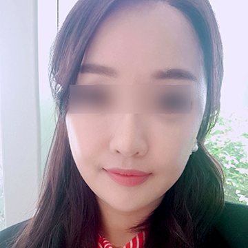 고객 셀카 — 정면 긴 머리 여성(눈 모자이크)