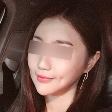 고객 셀카 — 차 안 긴 머리 여성(눈 모자이크)