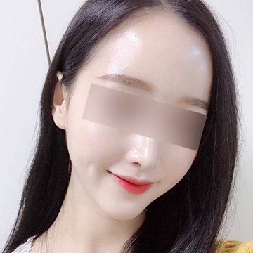 고객 셀카 — 이마를 드러낸 긴 머리 여성(눈 모자이크)