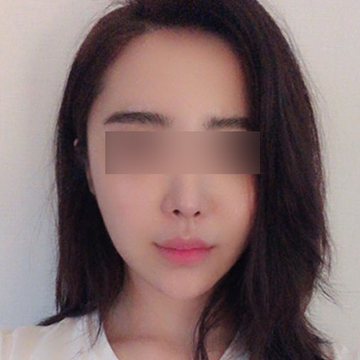 고객 셀카 — 정면 긴 머리 여성(눈 모자이크)