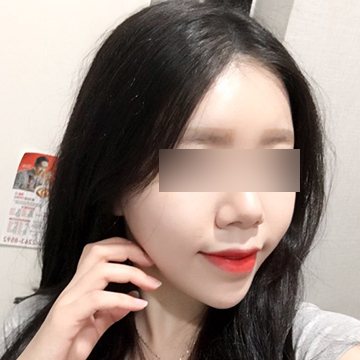 고객 셀카 — 손을 귀에 댄 긴 머리 여성(눈 모자이크)