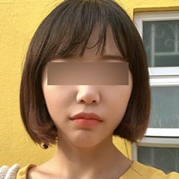 고객 셀카 — 노란 벽 앞 단발머리 여성(눈 모자이크)
